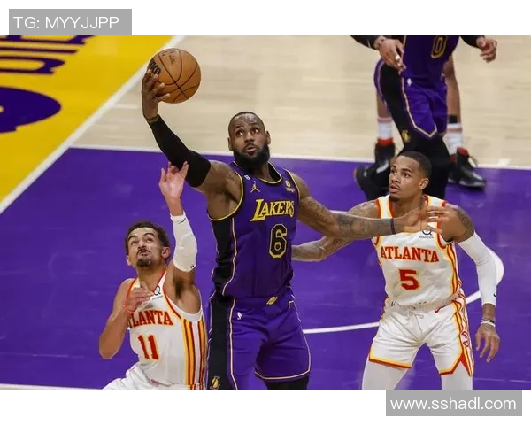 詹姆斯在湖人对热火第五场精彩集锦展现无与伦比的篮球天赋与领导力