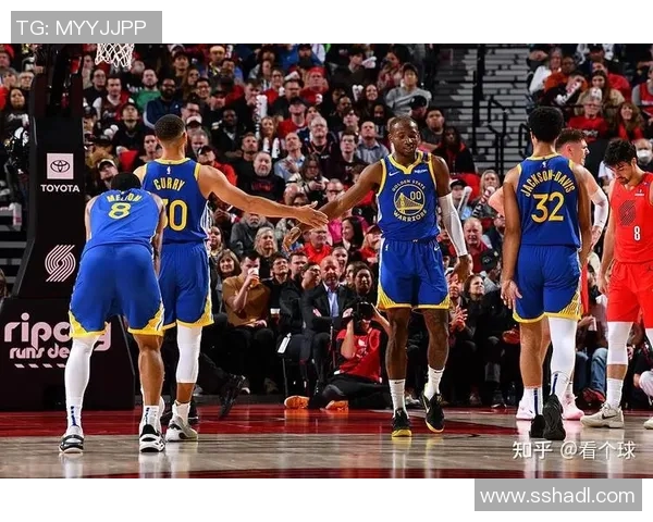 勇士与开拓者西决首战激烈对决球迷见证精彩瞬间与战术较量